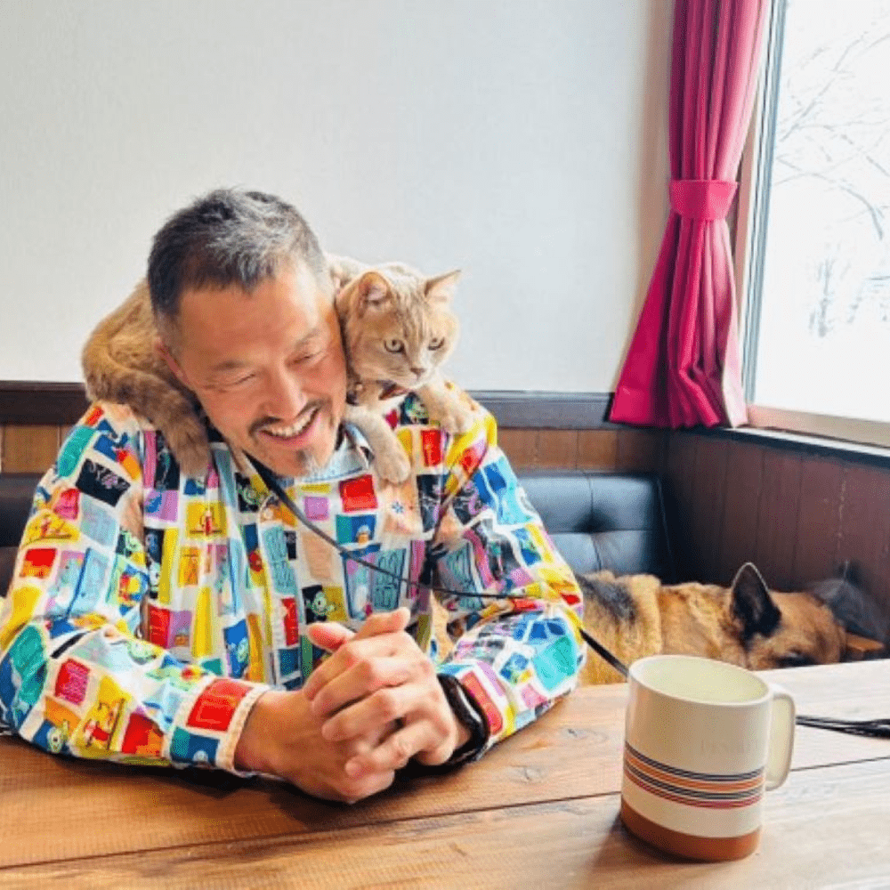 旦那さんの肩に乗るマイキーくん（@kozinuyaさんより提供）