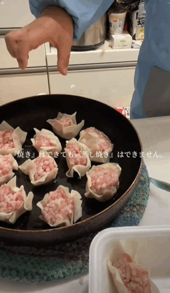 シュウマイをフライパンに並べていく息子さん（@365dayshusbandさんより提供）