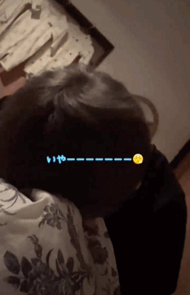 ショックで布団に顔をうずめるパパさん（@kamata_fuufuさんより提供）