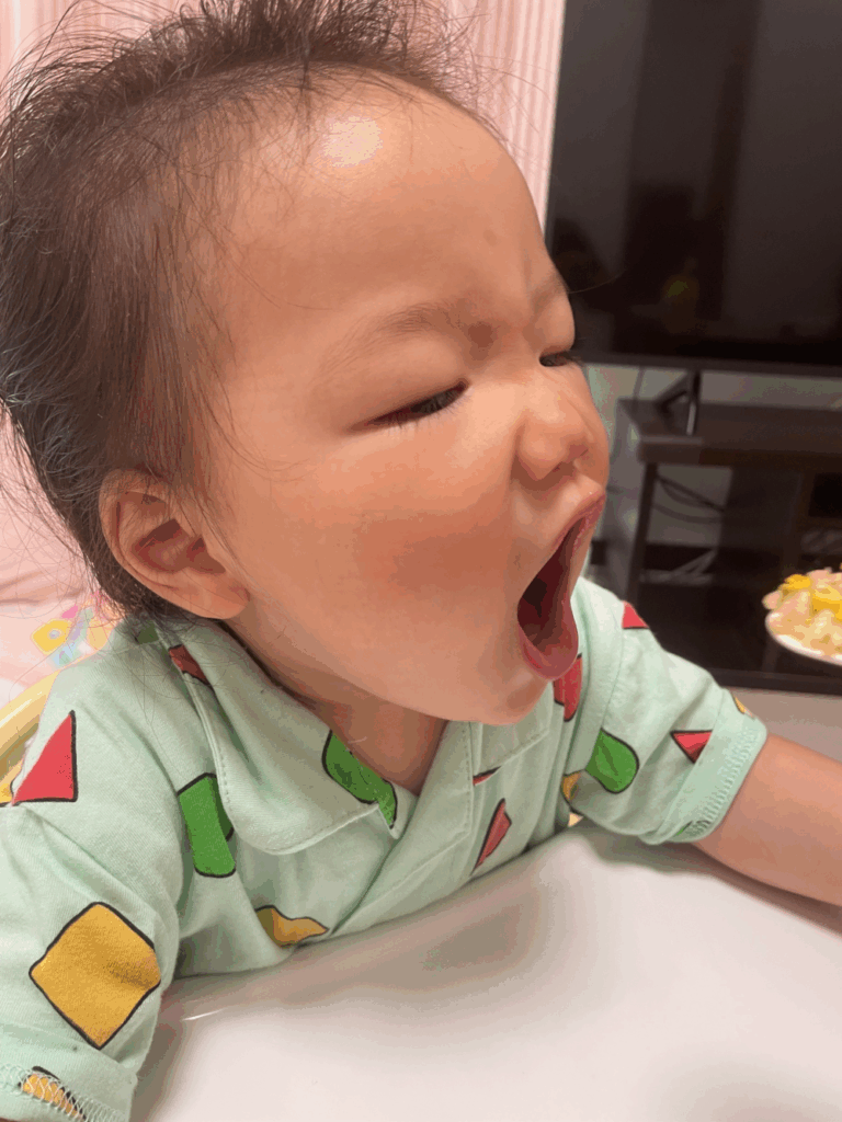 大きな「あーん」で食べていたお姉ちゃん（@ajaj03230さんより提供）