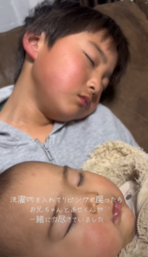 すやすやと眠る兄弟の顔をアップで（@asekun0509さんより提供）