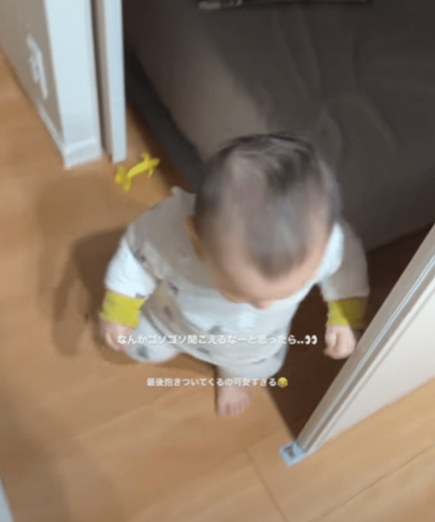 ママさんに向かってよちよち歩き始める息子さん（@serabooo7さんより提供）