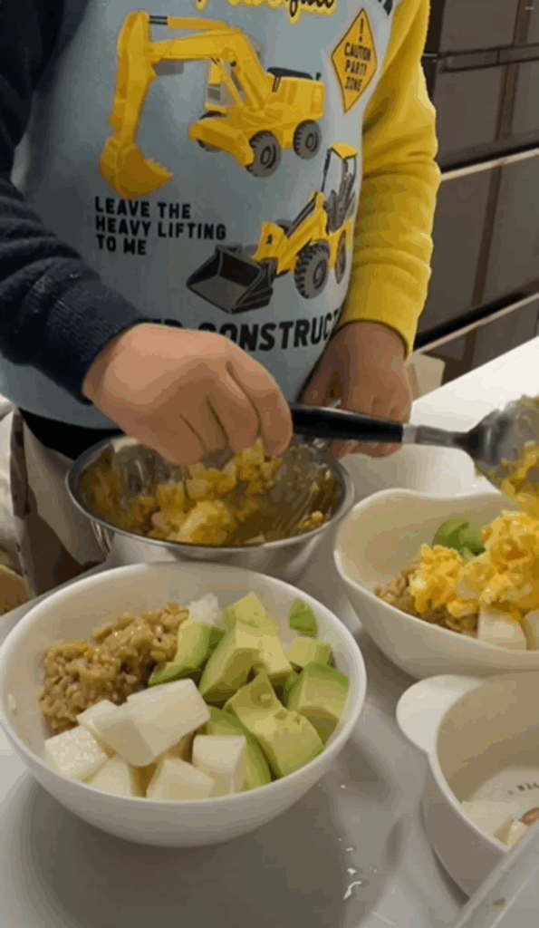 アボカドとゆで卵などの和え物を作る息子さん（@365dayshusbandさんより提供）