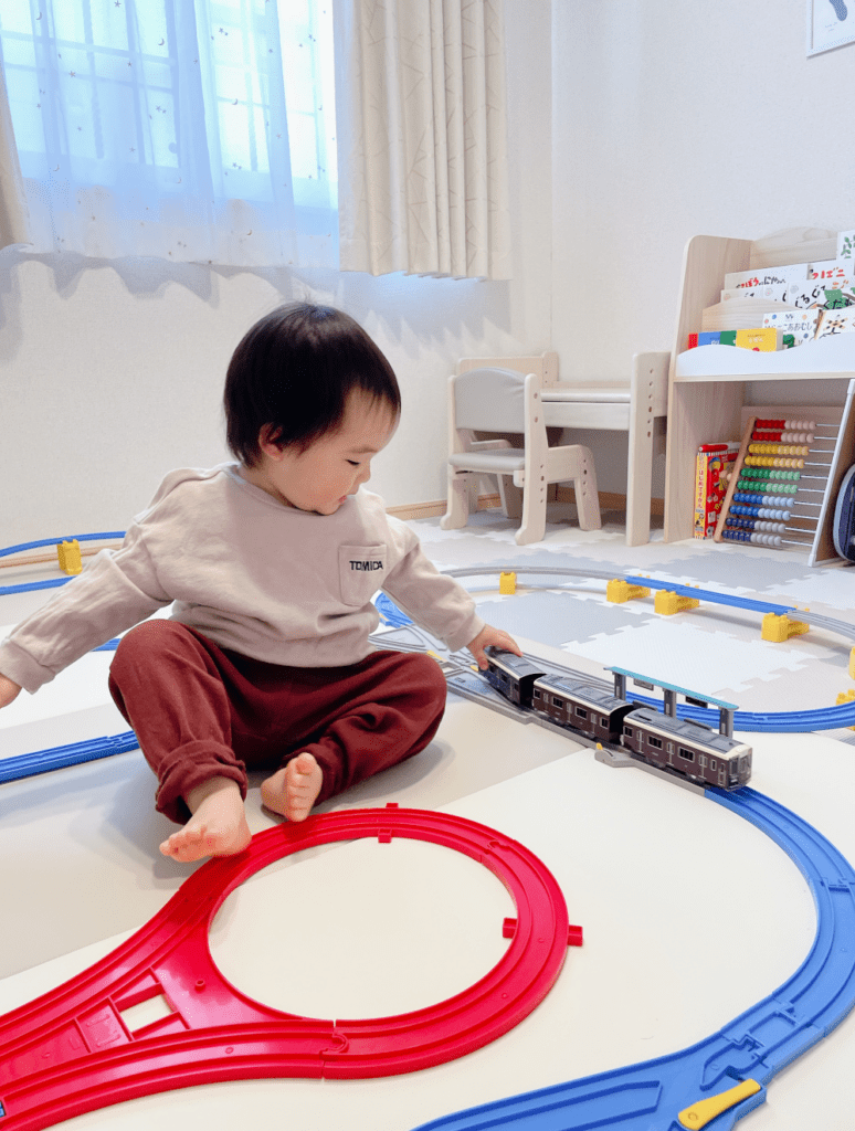 電車のおもちゃで遊ぶ息子さん（@yururi_iroさんより提供）