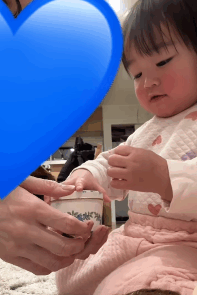 宝箱にフタをする娘さん（@akane.miyabayashiさんより提供）