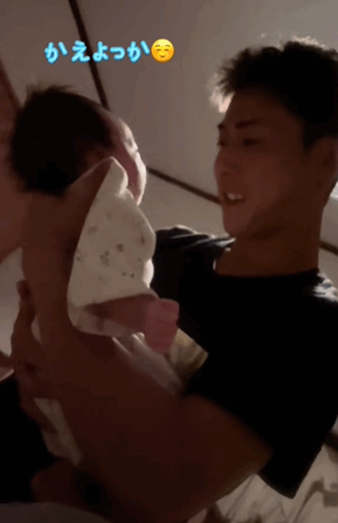 おむつを替えようとするパパさん（@kamata_fuufuさんより提供）