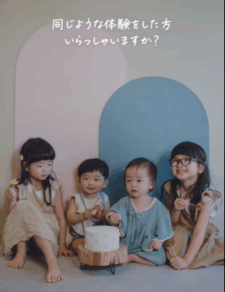 4人並んで座る2組の双子（@miyaco.929さんより提供）