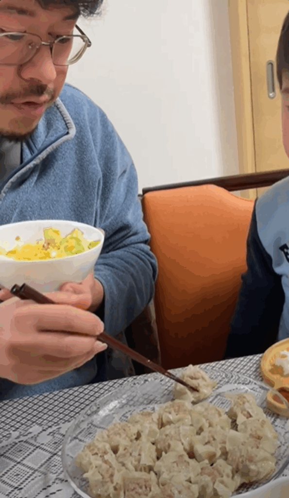 息子さんの作った料理を美味しいと言って食べるパパさん（@365dayshusbandさんより提供）