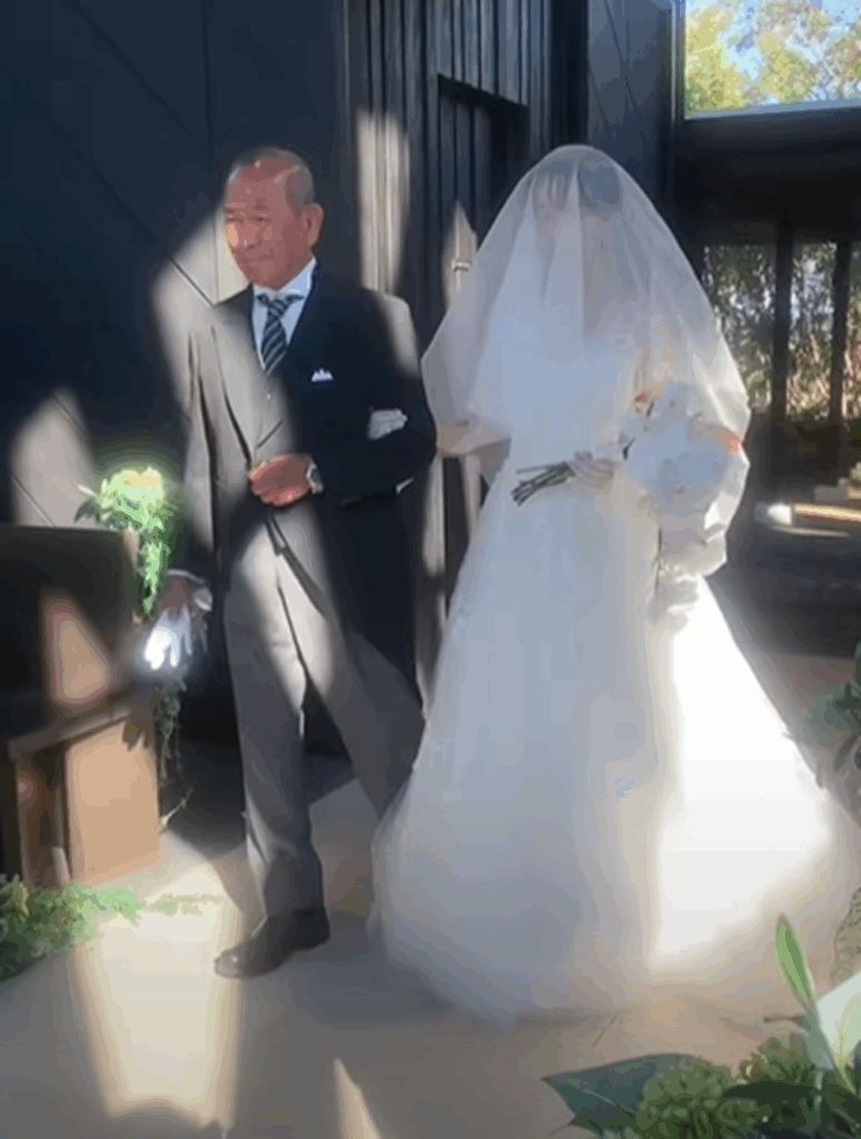 【実際の写真5枚】　バージンロードを歩く様子