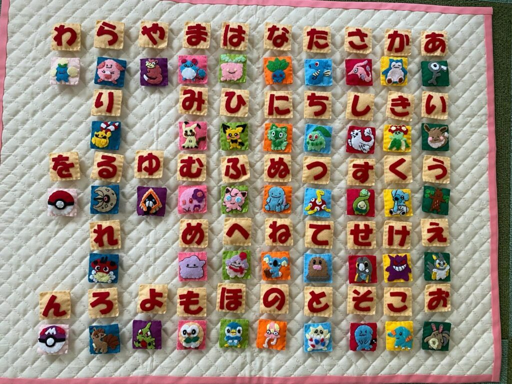 手作りのあいうえお表（＠yuill.handmadeさんより提供）