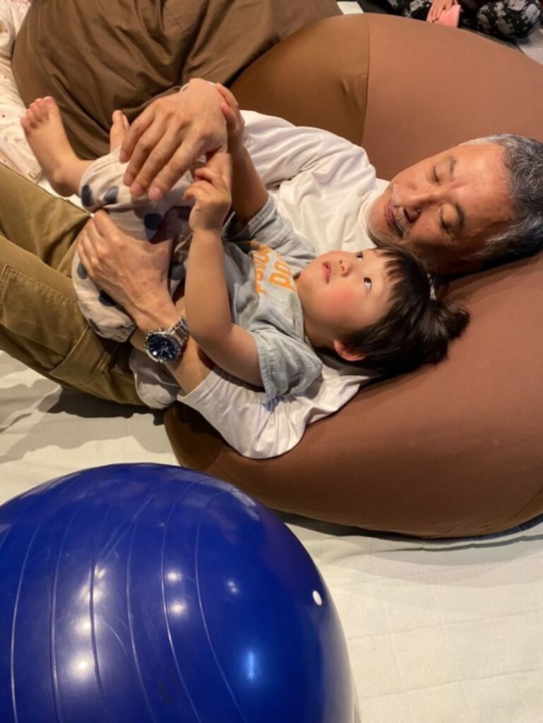 じいじと寝転ぶ息子さん（＠163svさんより提供）