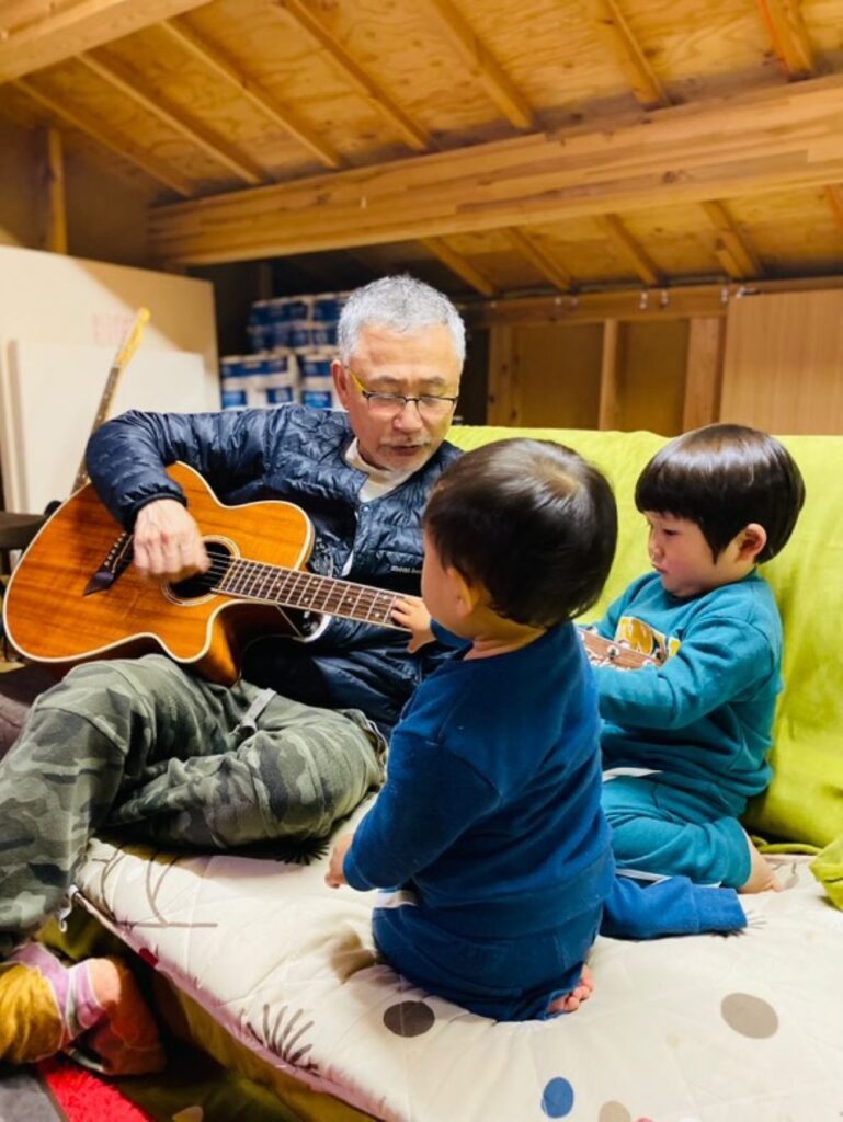 ギターを弾くじいじ（＠163svさんより提供）