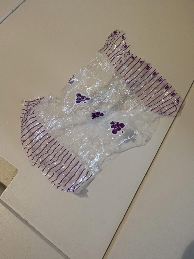 包み紙により正体が判明（＠mina.satollllloさんより提供）