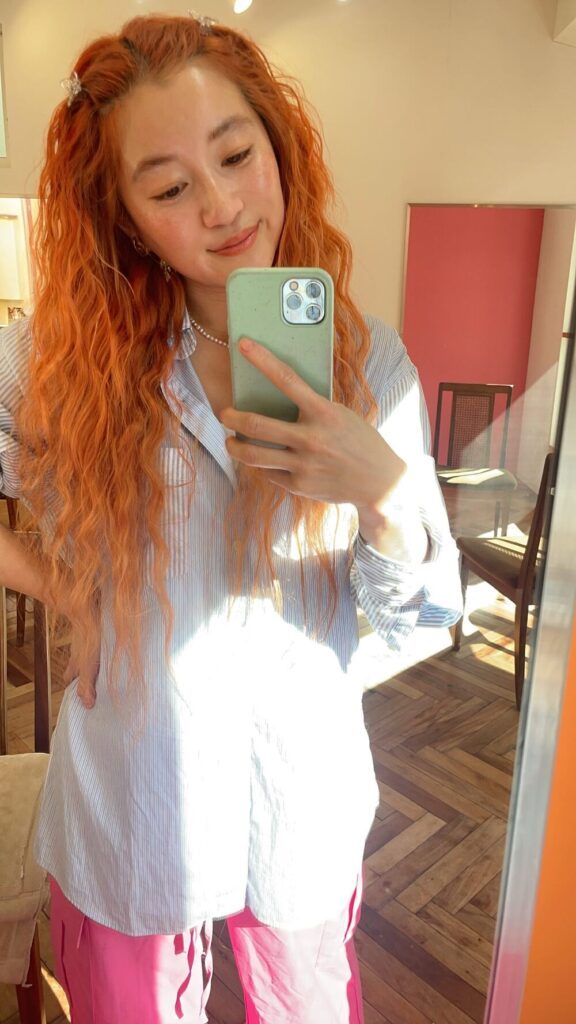 くせ毛を活かしたヘアスタイルに（中島潮里さんより提供）