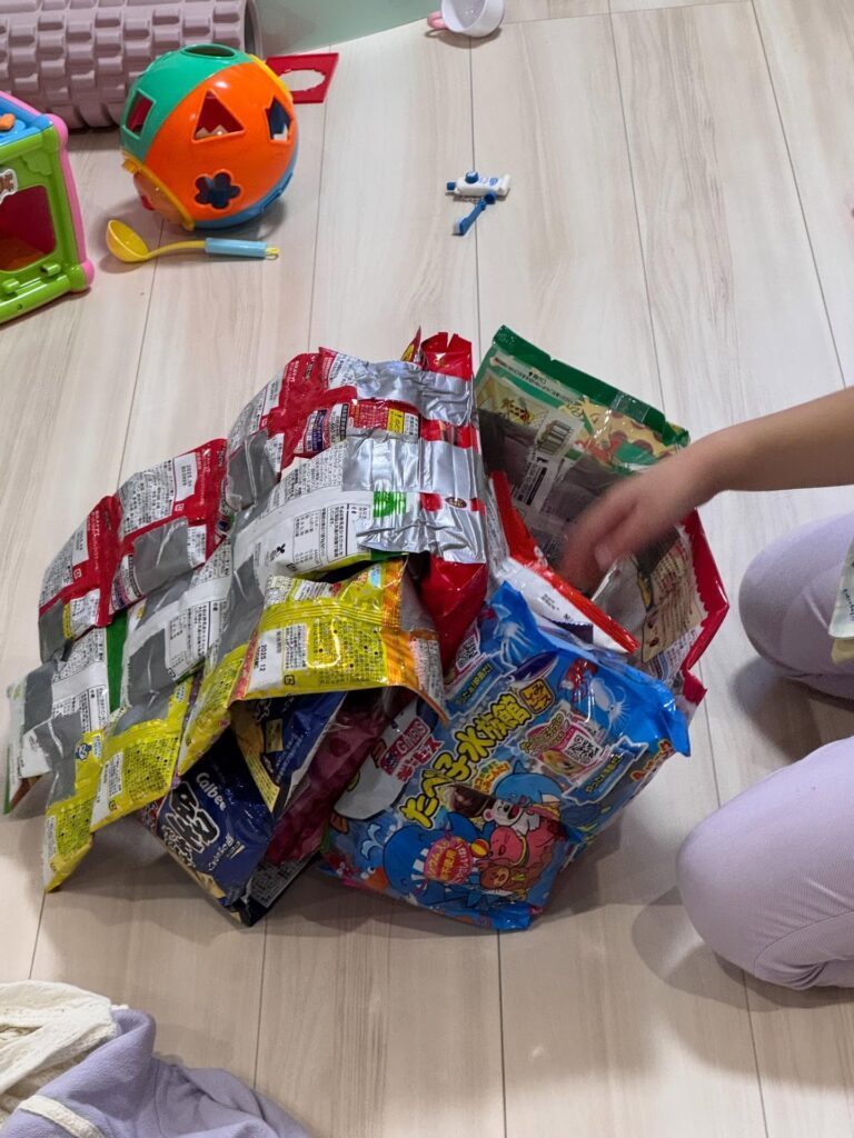 お菓子で作ったランドセル（＠kitchen.ohisamaさんより提供）