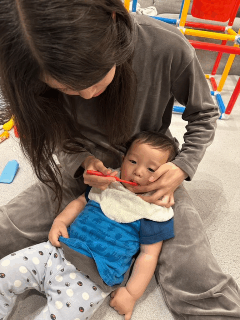 歯を磨いてもらう弟くん（@lala_5kidsmamaさんより提供）