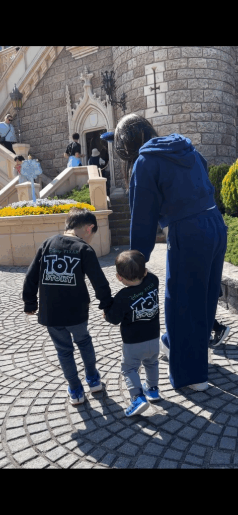 姉弟仲良く手をつなぐ様子（@lala_5kidsmamaさんより提供）