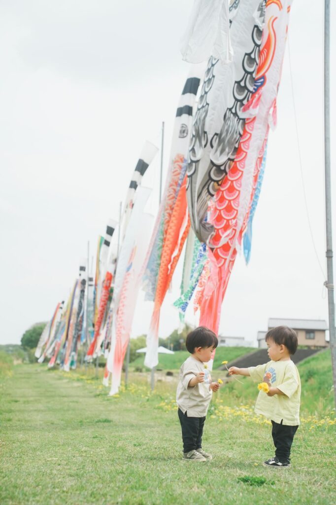 タンポポを摘む2人（＠soma_885_somaさんより提供）