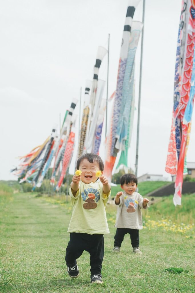 タンポポを持って嬉しそうな2人（＠soma_885_somaさんより提供）