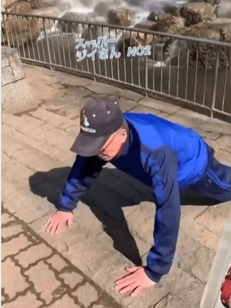 階段でストレッチ？（@hitoshi6765さんより提供）