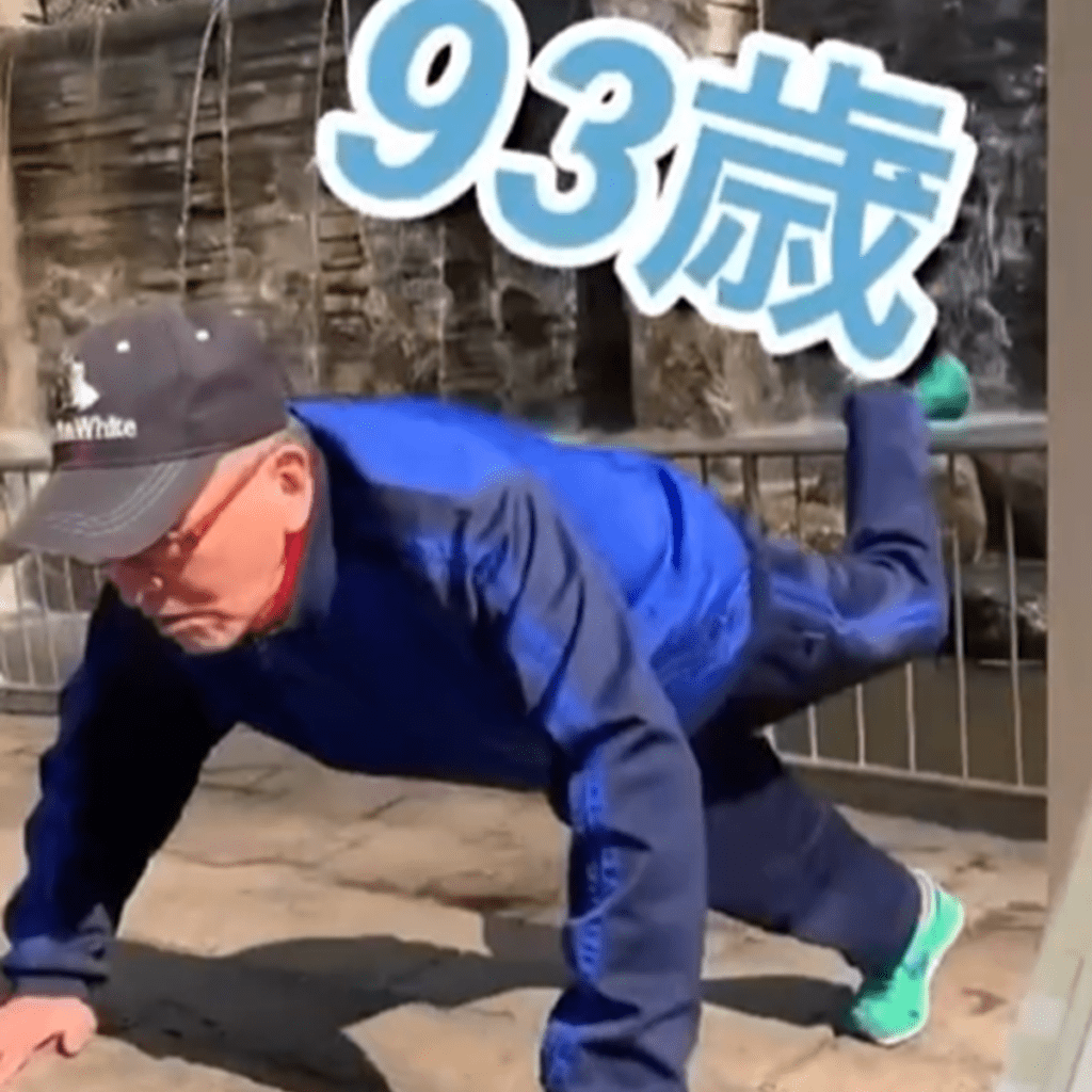 まさかの片足上げで腕立て！（@hitoshi6765さんより提供）