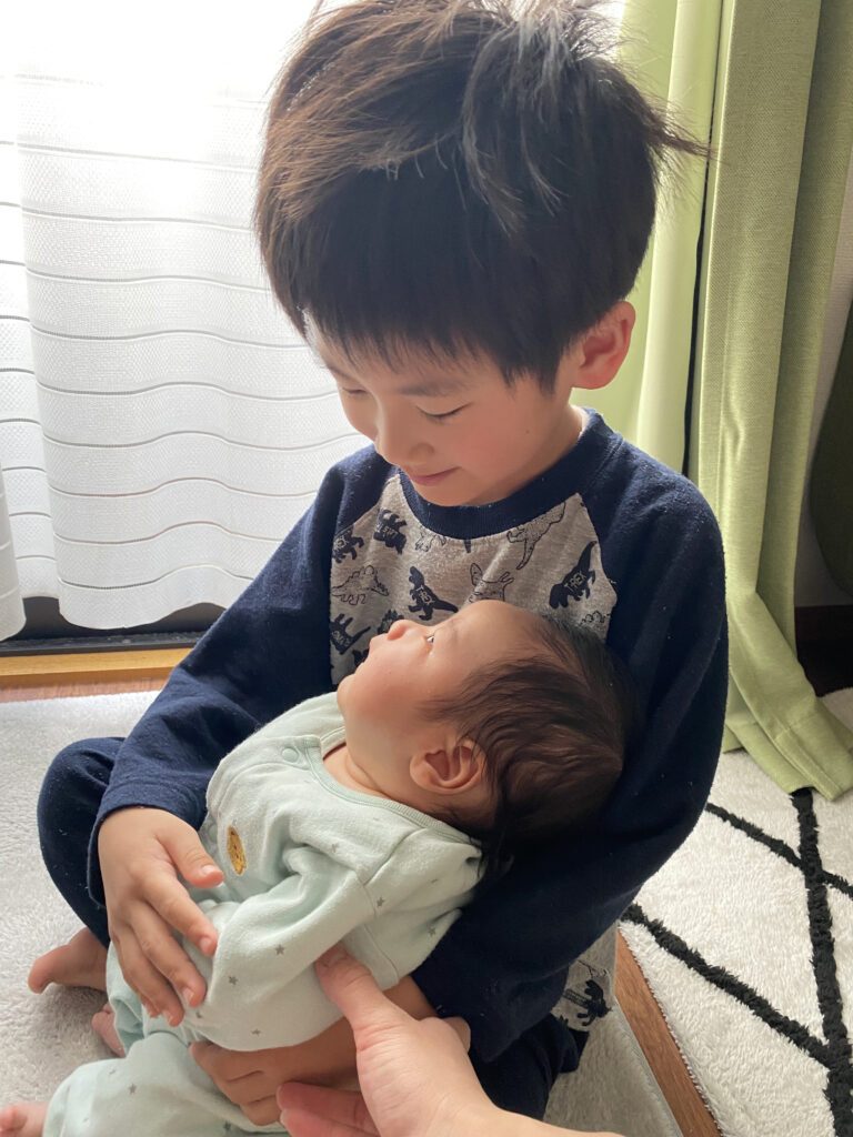 抱っこするお兄ちゃん（＠chokiko.21さんより提供）