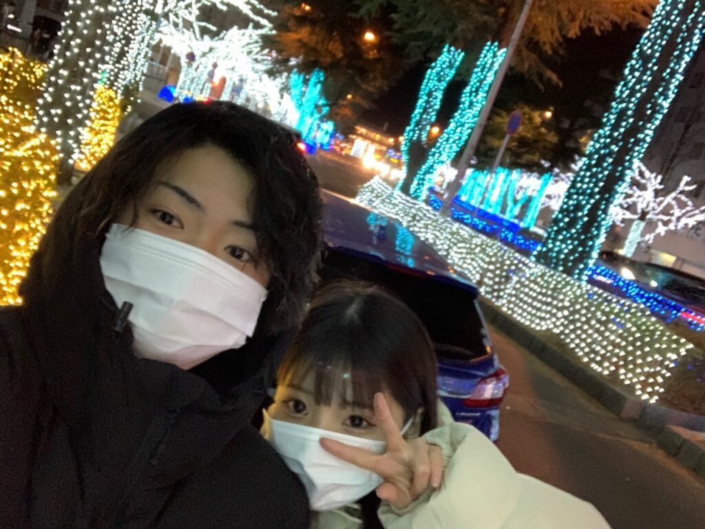 イルミネーションの前で（＠151cm_1さんより提供）