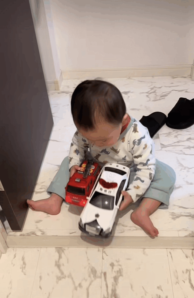 パトカーと消防車のサイレンを鳴らし…（@juna_kosodateさんより提供）