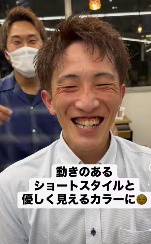 自分の髪型を見て笑顔（@diece_shouさんより提供）