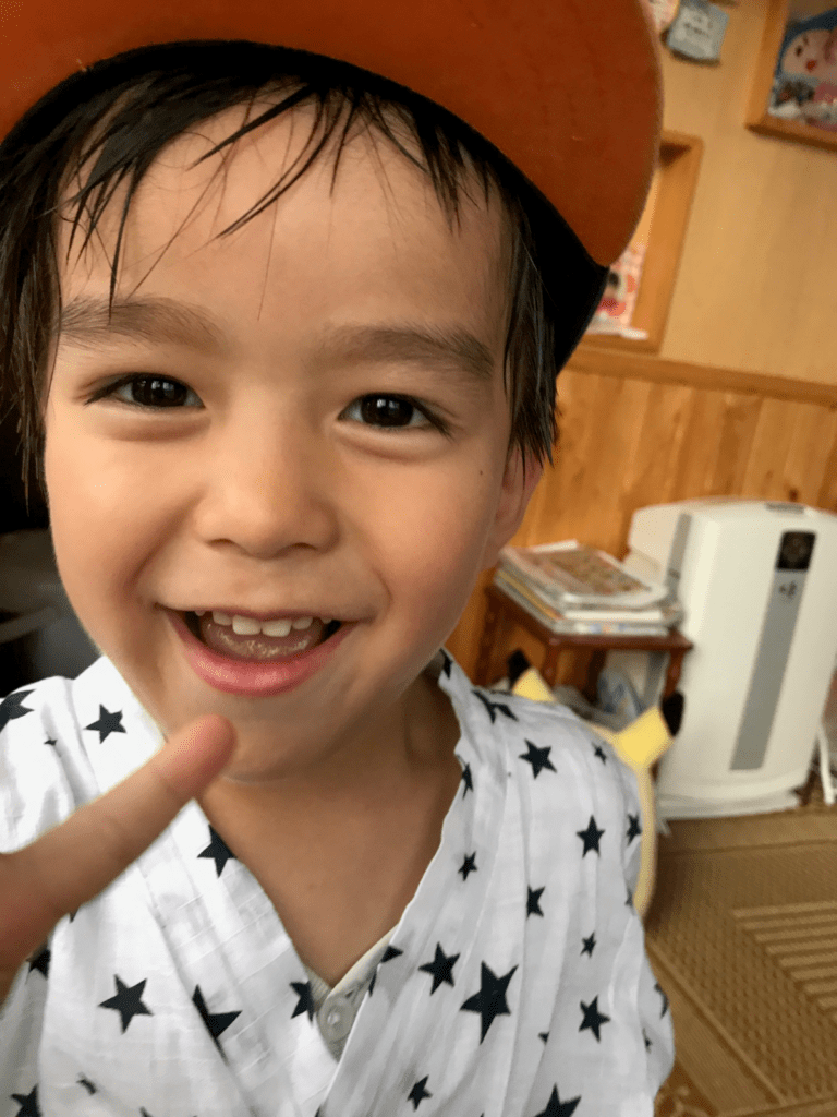 笑顔の息子さん（＠family19080さんより提供）