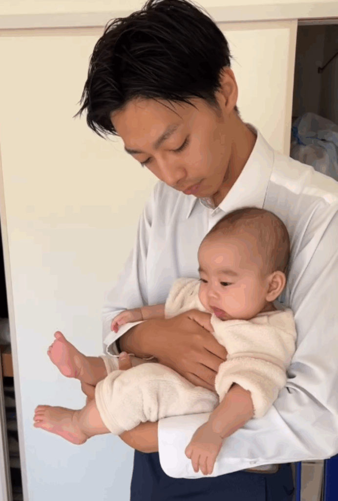 娘さんを前向きに抱っこするパパさん（@_jurixmitsu_さんより提供）