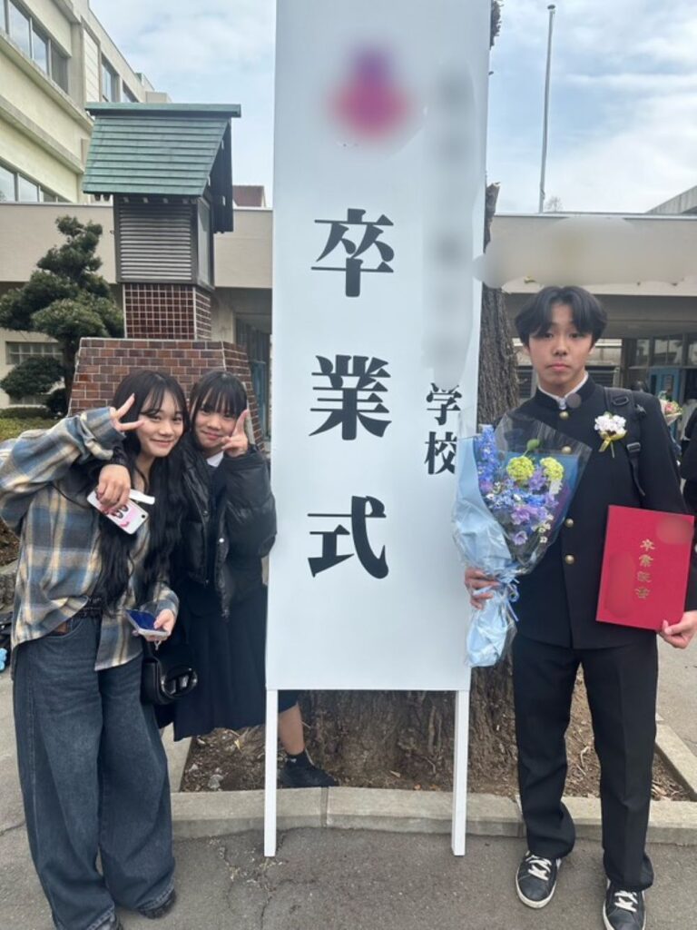 卒業式の写真（＠ohanamhekeさんより提供）