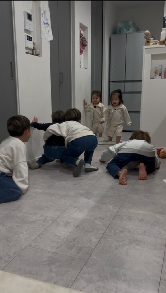 兄弟でだるまさんがころんだ（＠1.and.triple_mamさんより提供）