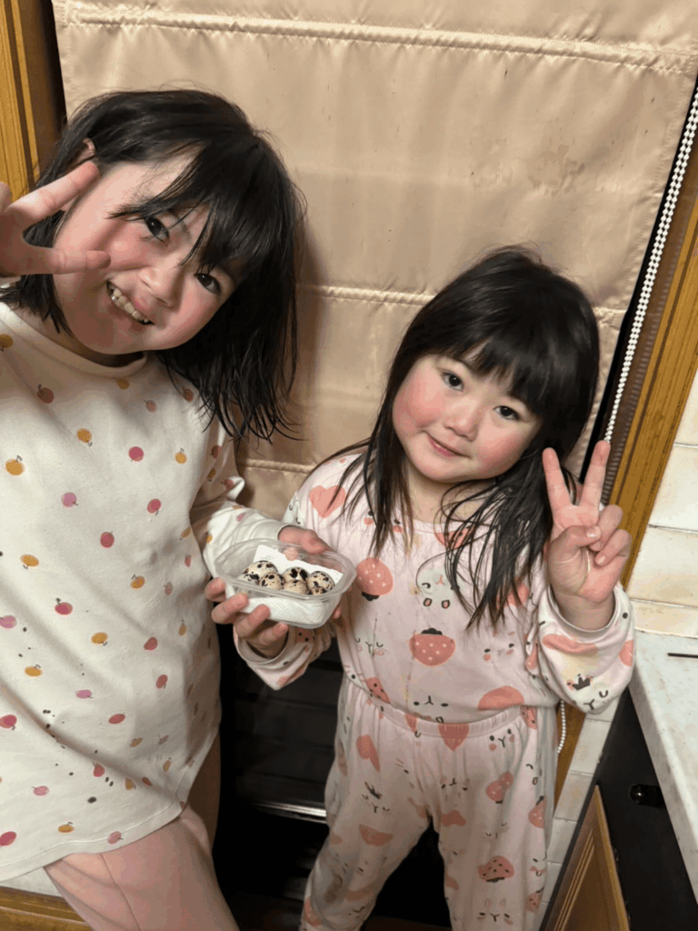 うじゅちゃんが産んだ卵を持つ長女さんと次女さん（＠juupiiiiiiiさんより提供）