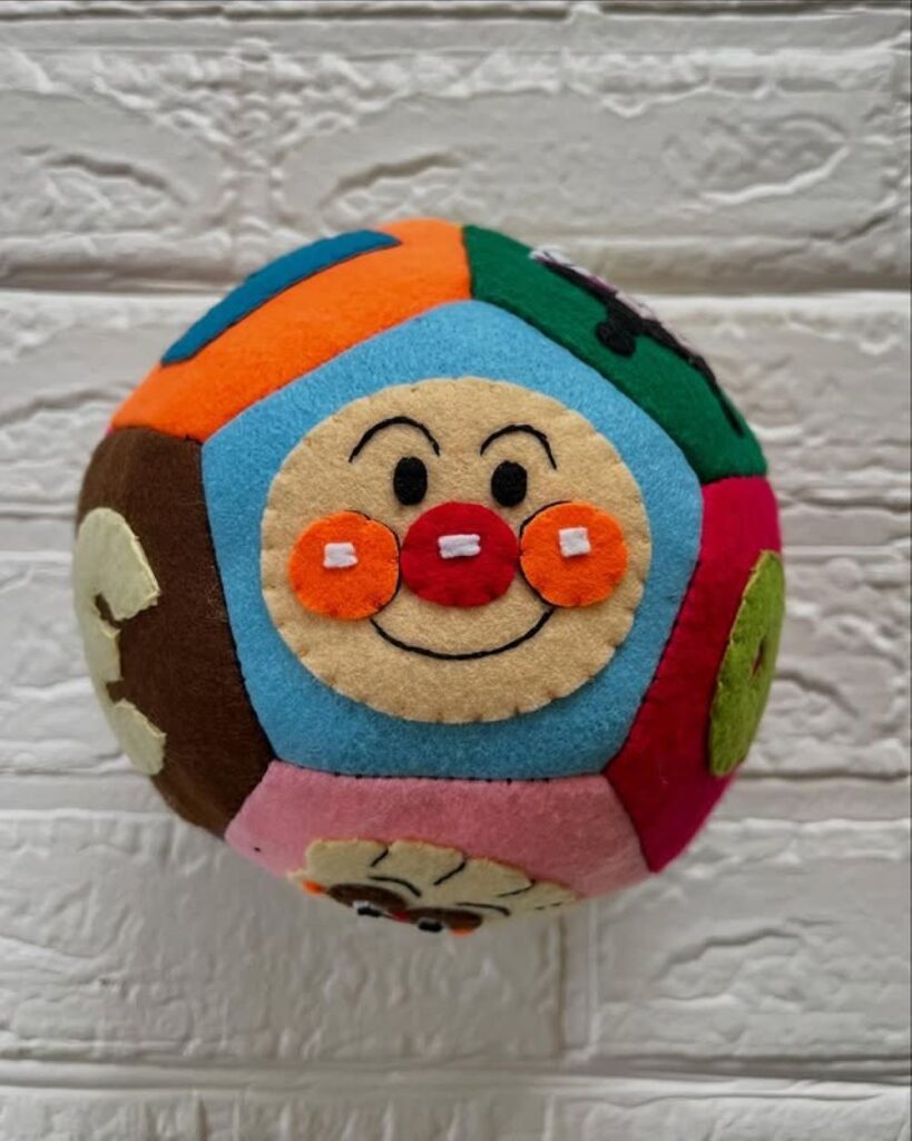 かわいらしいキャラクターのボール（＠yuill.handmadeさんより提供）