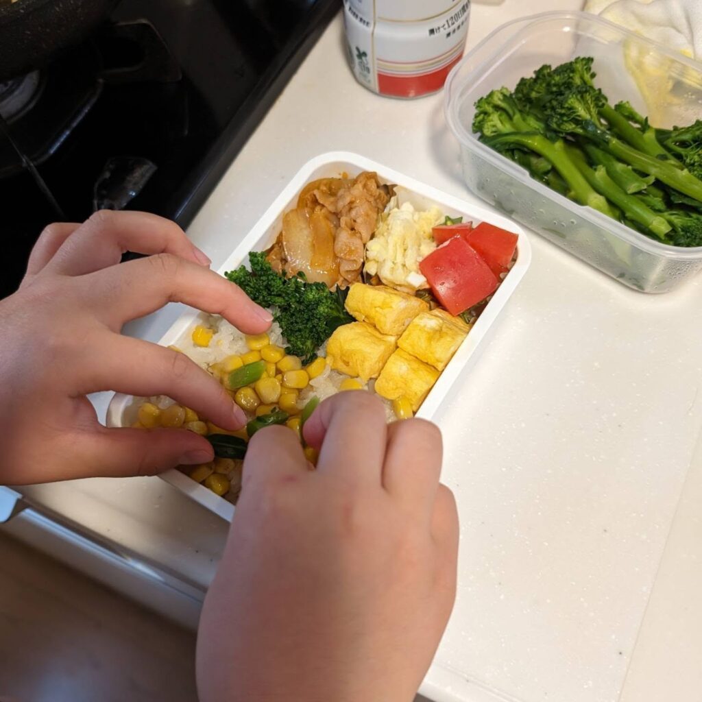 卵焼きを作る長女さん（@torish935さんより提供）