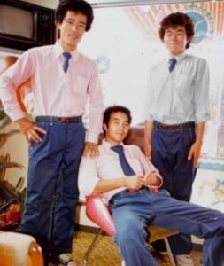 1979年に撮った同僚とのスリーショット→46年後の姿に…「イケオジ三銃士」「年齢を重ねた姿はより素敵」「歴史を語る財産」