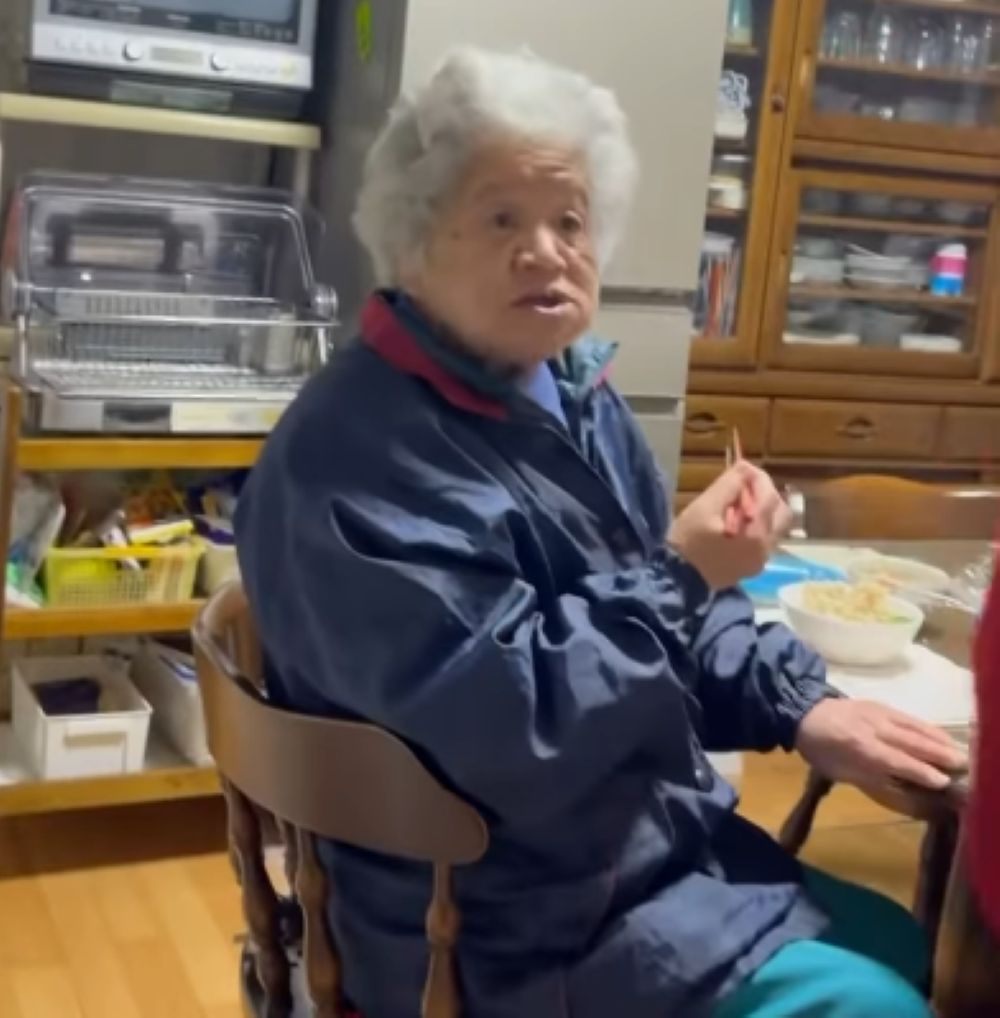 驚くおばあちゃん（＠saeccchanさんより提供）