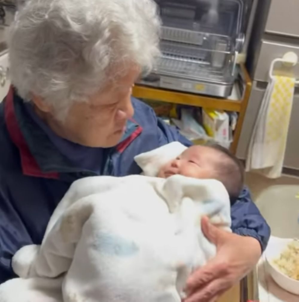 抱っこするおばあちゃん（＠saeccchanさんより提供）