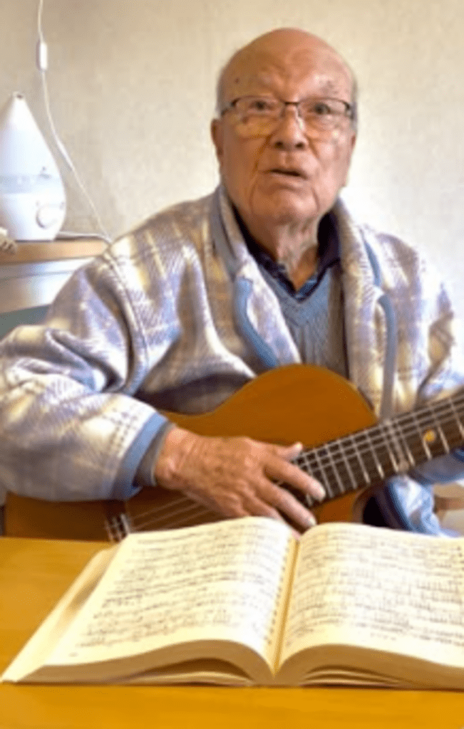 ギターとソフトボールを楽しむ（@taiki_051633さんより提供）