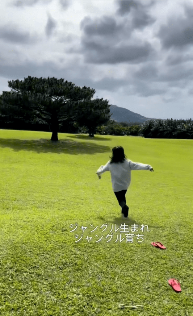 草原で走るりむごんさん（@rimoma_channelさんより提供）