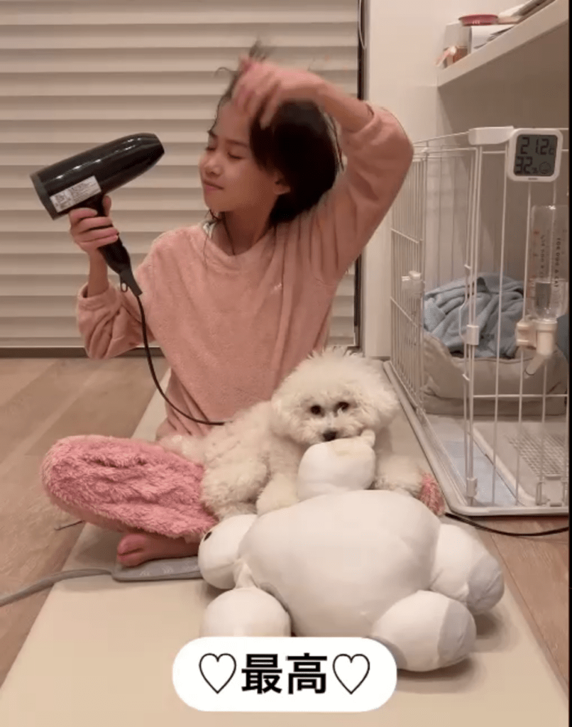 楽しそうにドライヤーを使う娘さん（@manmaru_marutaさんより提供）