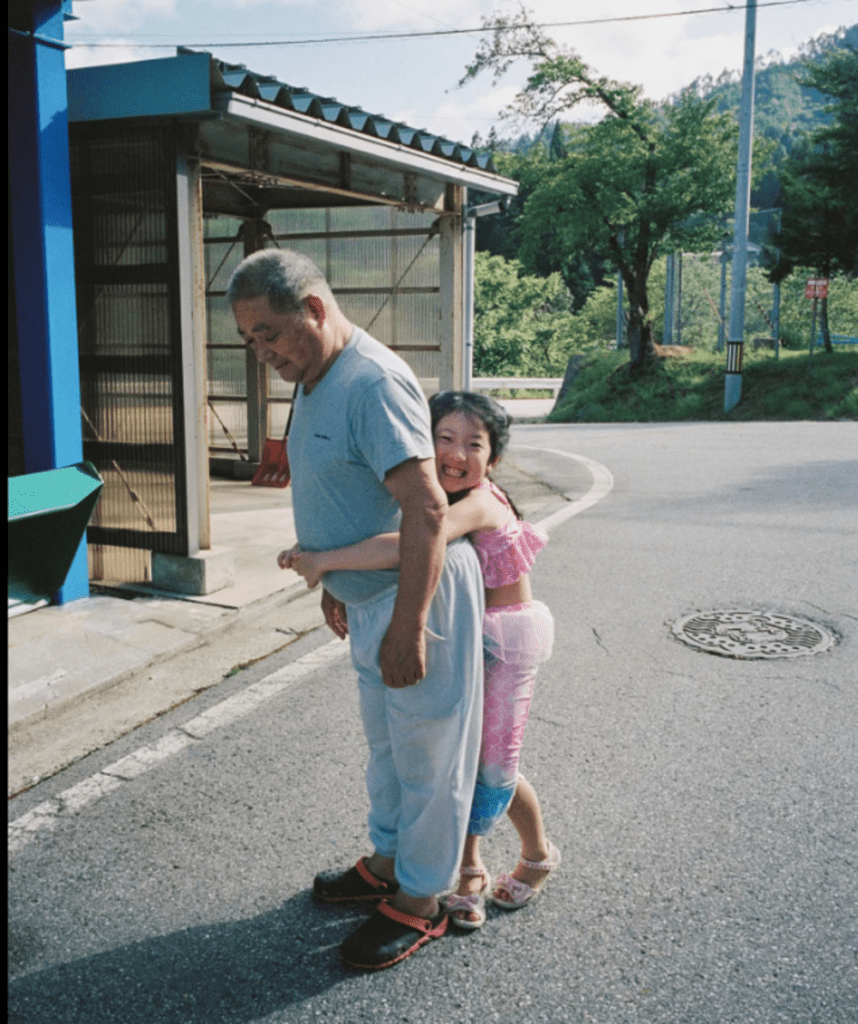 娘さんはじいじが大好き！（@noinoinoooooiさんより提供）