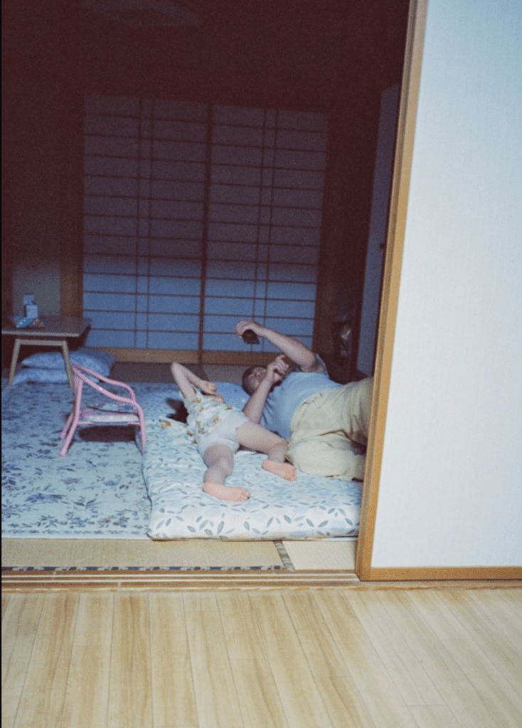 実家ではじいじの部屋に入り浸る（@noinoinoooooiさんより提供）