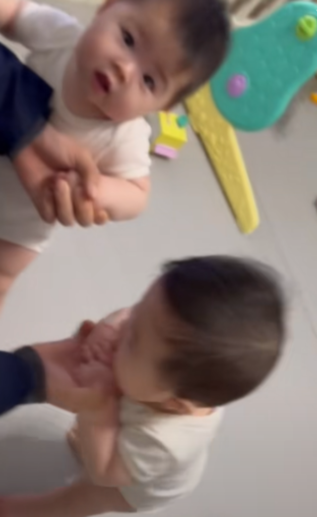 しがみついてくる双子ちゃん（@yuwanowaさんより提供）