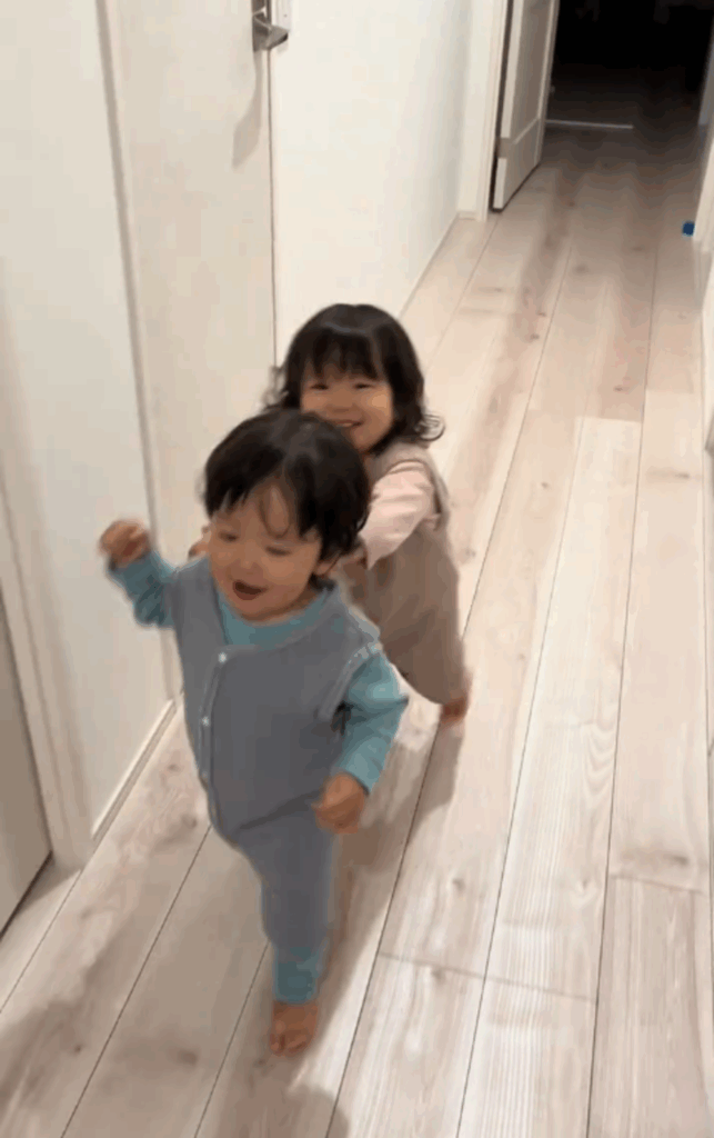 すっかり歩けるようになった2人（@twinsmama_0525より提供）
