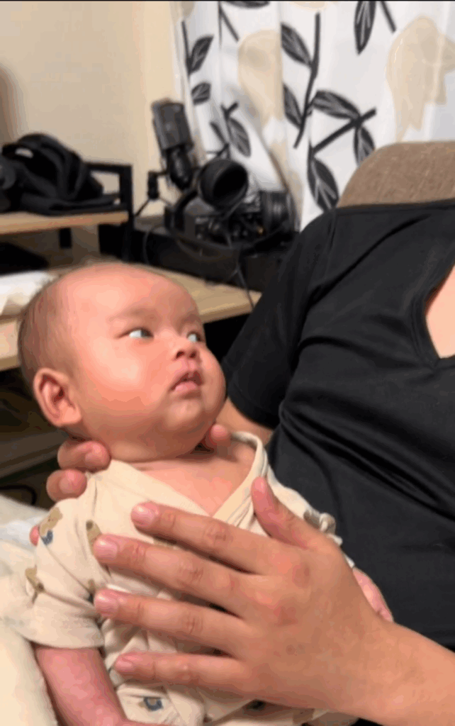 刺すような目つきでパパを凝視（@pakipoteさんより提供）