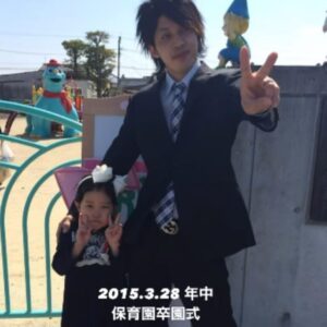 保育園の卒園式で撮った父娘の写真　10年後の姿に…「素敵」「若返ってません？」「心温まる」