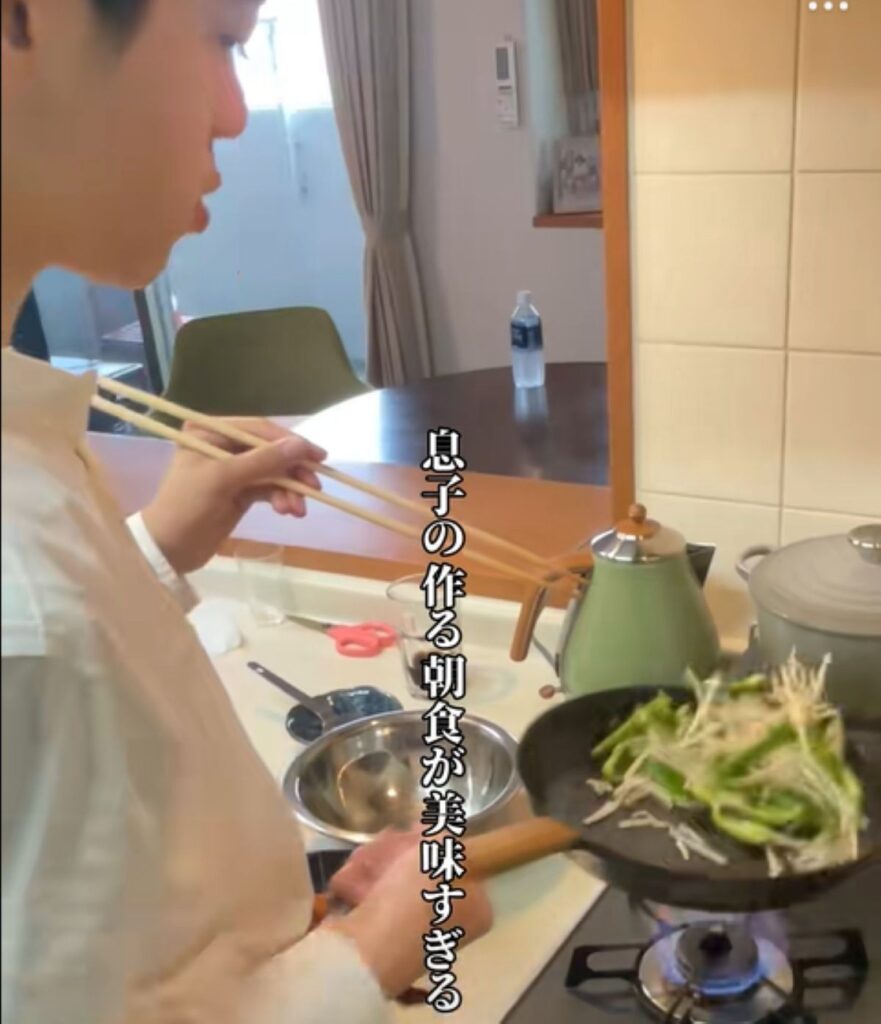 上手な手つきで炒めています（＠koukouseinoobentouさんより提供）