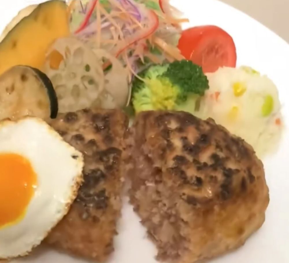 焦げ目がついたおいしそうなハンバーグ（＠shigerin_sweetsさんより提供）